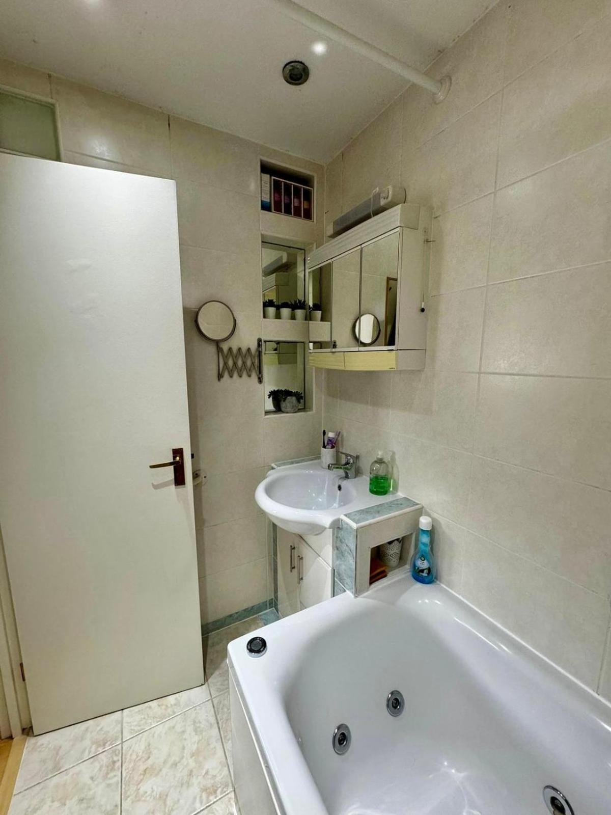 Amazing En-Suite Apartment In Finchley Central ロンドン エクステリア 写真