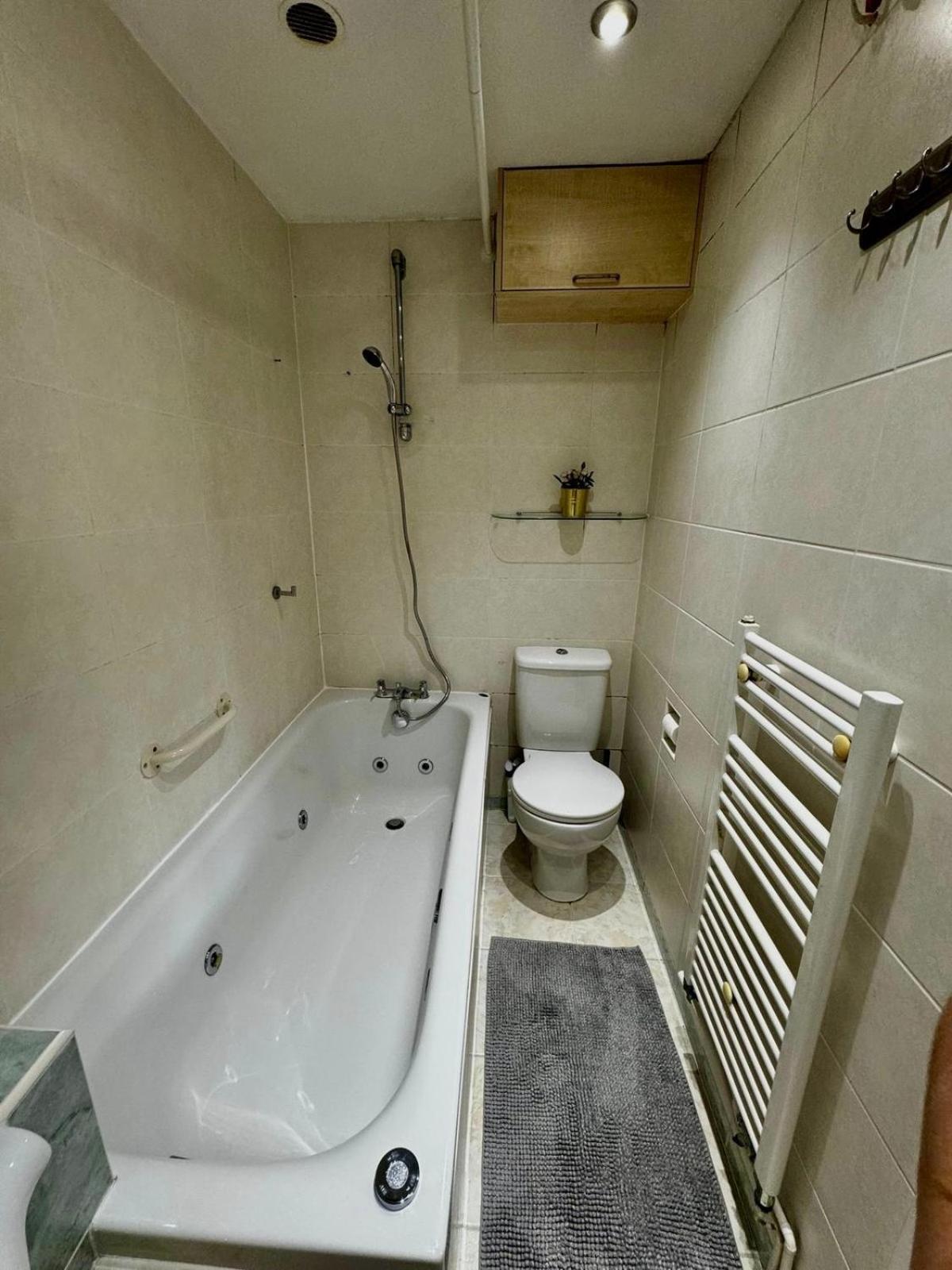 Amazing En-Suite Apartment In Finchley Central ロンドン エクステリア 写真
