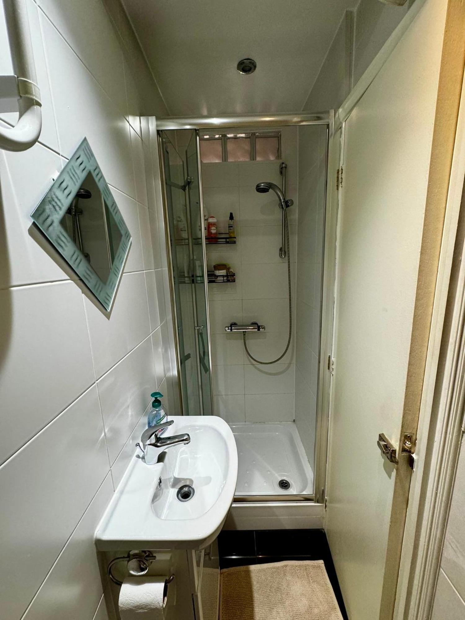 Amazing En-Suite Apartment In Finchley Central ロンドン エクステリア 写真