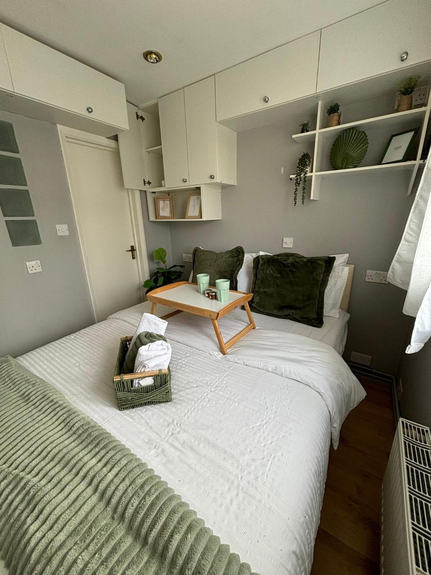 Amazing En-Suite Apartment In Finchley Central ロンドン エクステリア 写真